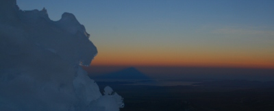 huayna potosi, picture 9: centre of screen: a 50-mile shadow. click on the image to go to the next picture